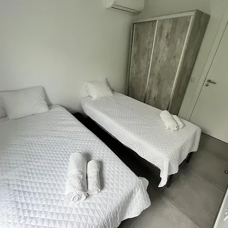 Elodie Piscine Prive, Parking *