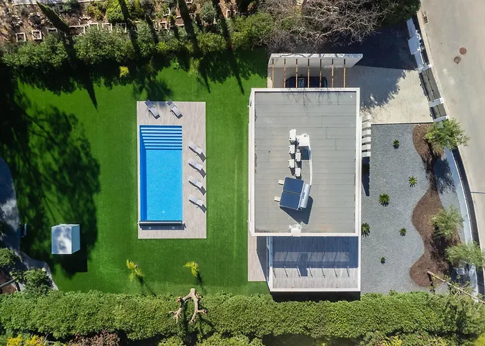 Elodie Piscine Prive, Parking Villa